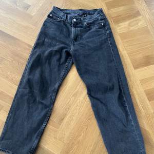 Två par weekday jeans i modellen galaxy. Båda i storleken 27/30. Nypriset är 600 kr st .Jag säljer de för 250 st eller 400 för båda. Frakten kan diskuteras. Skriv för fler bilder och funderingar. 