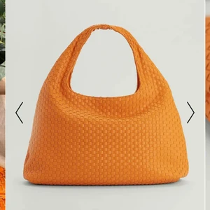 Orange väska NAKD - Säljer denna i princip oanvända väska från NAKD som är slutsåld på hemsidan. Nypris är 439, säljer för 300 eller högsta bud 💕