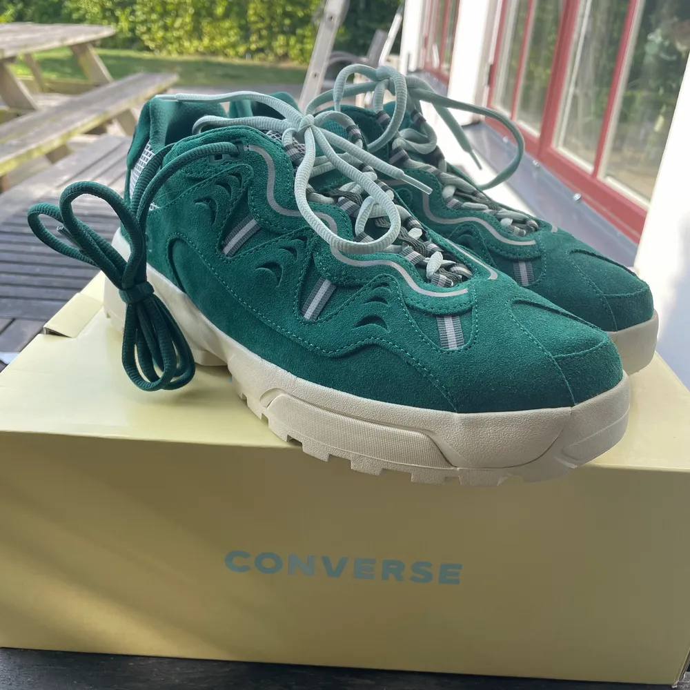 Converse GLF giannio, färg: evergreen, kommer med två olika färger på skosnöre, OANVÄNDA. Skor.