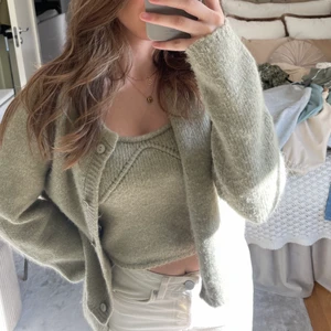 Sett - Tvådelat sett från zara i pistagefärg. Jättefint, säljer endast som sett. Båda delarna är S