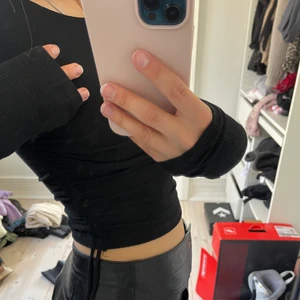 Långärmad tröja med långa ärmar - Fin långärmad tröja med långa ärmar och snören på sidan 