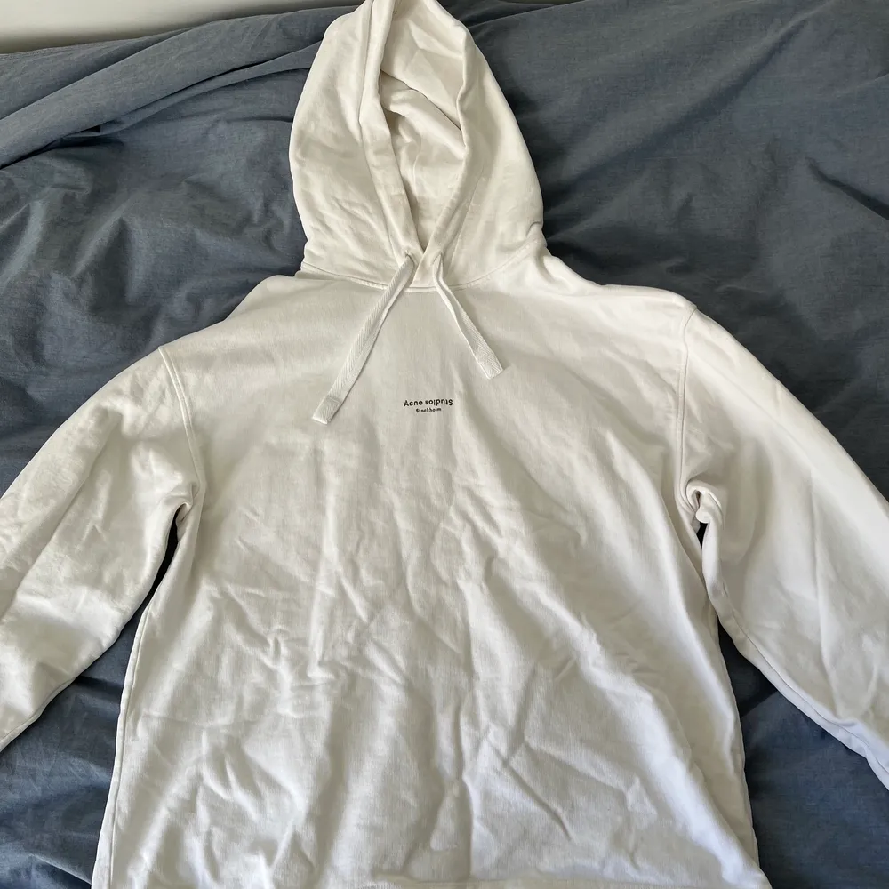 En cool hoodie från Acne Studis. Endast använd två gånger, aldrig tvättad. 68 cm i längd (hals till midja). Köpt på Acne Studios på Norrmalmstorg för 2500 kr. Mitt pris är 1800. Den lite repiga designen på loggan är meningen och var så när jag köpte den.. Tröjor & Koftor.