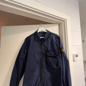 STONE ISLAND GARMENT DYED OVERSHIRT - Köpt från Man of a Kind. Använd ett par månader under vår/sommar. Certilogo finns. Navy blue cw.