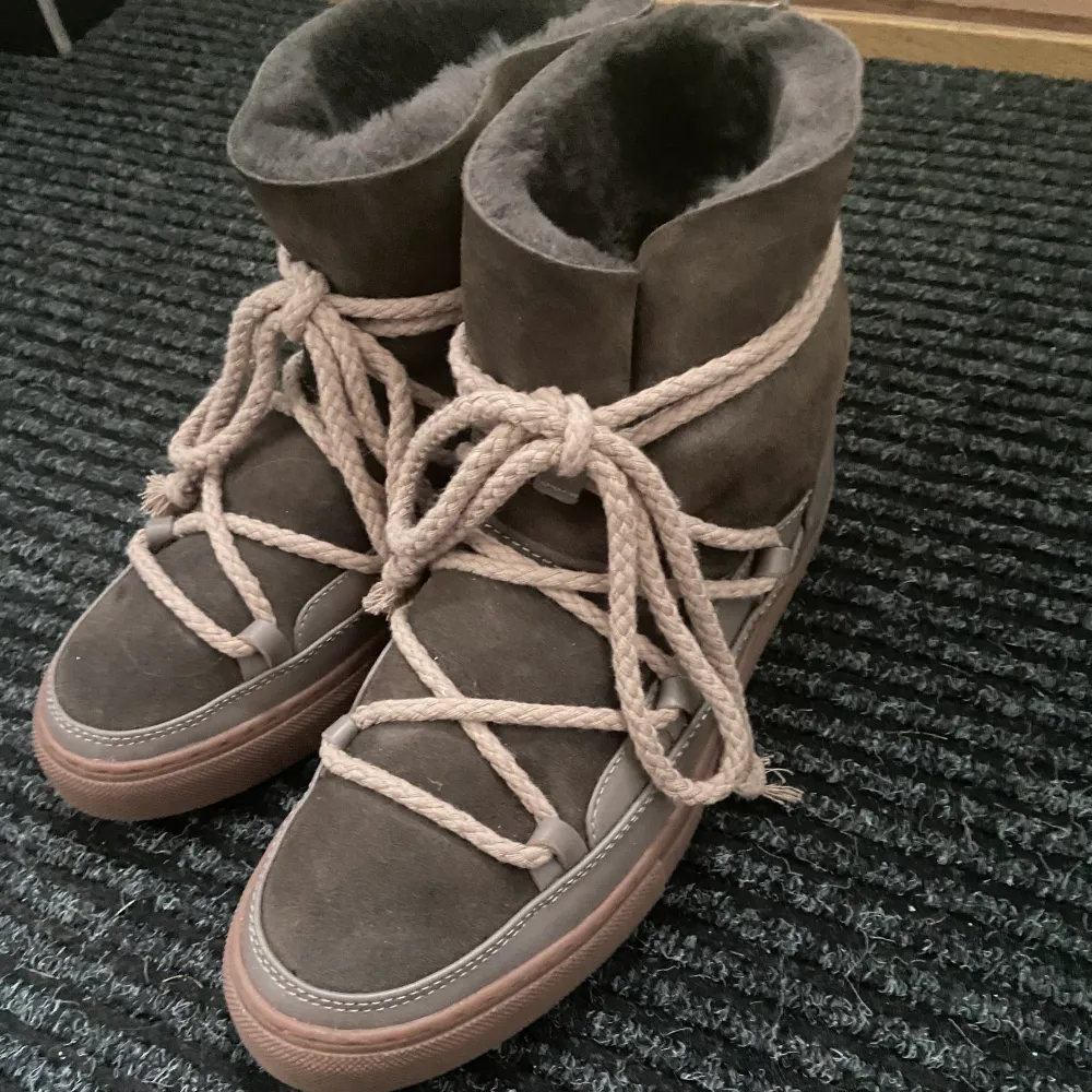 Helt nya coola inuikii skor 😍 köpt från NK. Fint skick !!! Intresse koll just nu, säljer endast för ett bra pris❤️. Skor.
