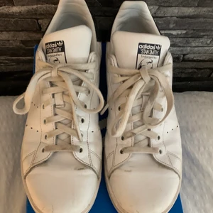 Adidas Stan smith skor  - Adidas stan smith sko med ansiktet på skotungan. Skicket är fungerande därav priset. Storlek us 9 alltså 42 och 2/3. (Passar mer 42). En fin vårsko och original box följer med. För mer bilder skriv pm! 