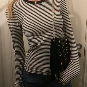 Randig tröja  - Tröjan är helt i nyskick! 🤍🤍 hör av er om ni vill ha mera bilder! 