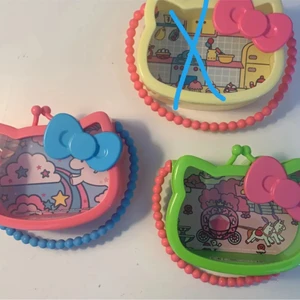 Hello Kitty väskor  - Hello kitty små väskor i hårdplast. 20kr/st