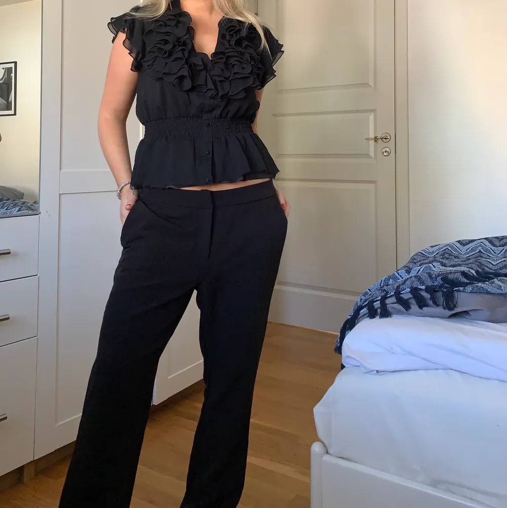 Superfräscha svarta kostymbyxor från Zalando strlk 38! Lite långa på mig som är 160 ❤️ nyskick. Jeans & Byxor.