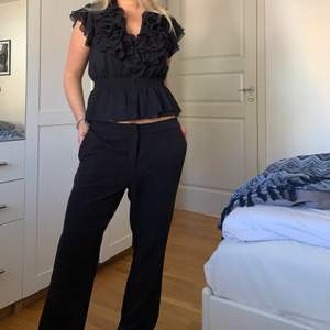 Superfräscha svarta kostymbyxor från Zalando strlk 38! Lite långa på mig som är 160 ❤️ nyskick