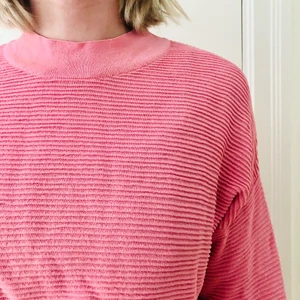 Rosa tröja med textur strl M weekday - Rosa tröja med annorlunda textur från Weekday! Strl M (personen på bilden brukar ha S).