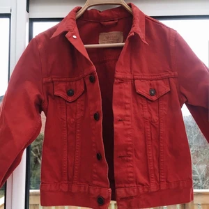 Levi's Jacka  - Fin röd jeansjacka från Levi's, perfekt till våren! Riktigt stark kvalité. Användt skick men mycket sparsamt använd. Passar XS/ 34 ⚘