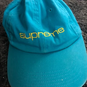 supreme keps - supreme keps från rätt länge sen. den är i väldigt bra skick, inga flaws. loggan är broderad💯 justerbar strap på baksidan. perfekt för sommar för o inte få solen ☀️🌞 i ögonen eller så du kan ducka alla h0es 😻