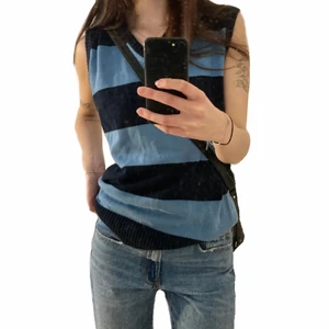 Randig väst - Randig stickad väst från H&M, storlek L (jag brukar ha S/36 och den sitter lite oversized som på bilderna). Skriv om du har fler frågor, köparen står för frakt :)