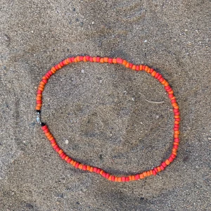 Rött-orange halsband ❤️🧡 - Rött-orange halsband❤️🧡 storlek pärlas efter önskemål. För mer kolla in hannashoops.com ❤️‍🔥