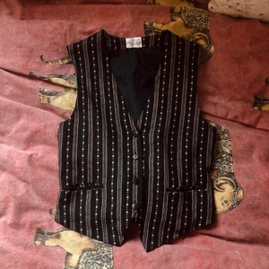 Figursydd mönstrad väst - Så fin figursydd mönstrad! Passar mig perfekt som vanligt vid har S (står ingen storlek)! Gratis frakt<33