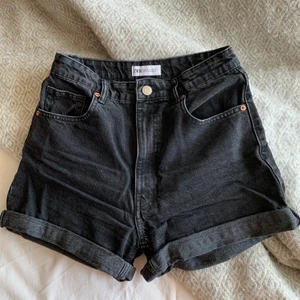 Högmidjade shorts från zara - Säljer dessa urtvättade svarta jeansshorts från zara då de inte kommit till användning. Midjan är hög och passformen är lite lösare. Köpta förra sommaren, dock är de knappt använda.💗 Köparen står för frakten