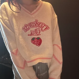 Stickad tröja  - Säljer denna då jag inte använder den, den är i tjockt och mjukt material. Lappen sitter även kvar