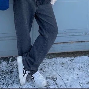 Asics Japan S - Helt nya och oanvända Asics Japan S. De är i färgen white/midnight och strl 40 😍 Så snygga men säljer pga köpte fel storlek. Köparen står för frakten☺️            * Första bilden lånad som inspo💜*