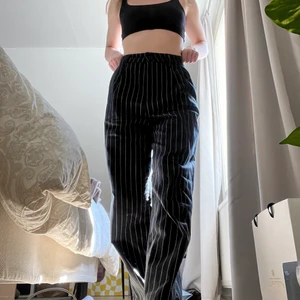 Kostymbyxor  - Högmidjade randiga kostymbyxor från HM i storlek 36, men passar mer än 36/38. Långa i benen, för långa för mig som är 166 cm. 100 kr plus frakt