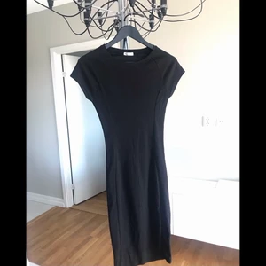 Figursydd midi klänning  - Stretchig, figurnära, halvlång klänning. Felfri.