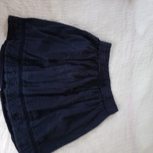 Kjol STL M - STL M använd 3 gånger blå tunn ungefär 3 månader 