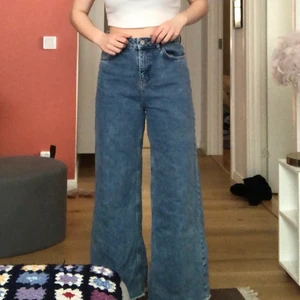 Blåa jeans  - Ett par snygga blåa wideleg-jeans från Collusion men köpt från Asos för ungefär et ta får sedan. Brukade använda rätt så mycket men är i bra kvalitet👍👍