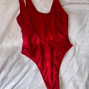 Röd baddräkt  - Använd men i fint skick! Inget att anmärka på! Köpt på Nakd. Nypris 299 kr. Hög midja och låg i ryggen. Lånade bilder. Hämtas i Sköndal eller fraktas. 