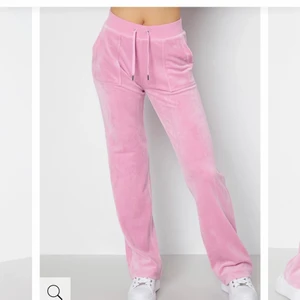 Juicy couture byxor storlek xs - Jättesnygga juicy byxor i färgen orchid pink dom är i storlek xs och är som nya dom är använda 1 gång och har inga fläckar eller defekter säljs pga att jag känner att färgen inte riktigt passar mig för mer bilder,info kom privat nypris:1000kr säljer dom för:800kr men pris kan diskuteras vid snabb affär  kan även byta mot andra juicy byxor i annan färg dock helst i nyskick och storlek xs/xss 