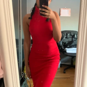 röd klänning  - Säljer denna klänning från zara. Har ingen användning för den längre 💓