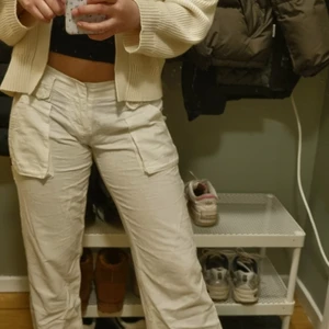 Linnesbyxor - Lågmidjade linnesbyxor med detaljerade, stora fickor. Köpta second hand och kommer ej till användning därav att de säljs. Skriv vid frågor eller för fler bilder ⚡️❤️‍🔥