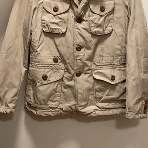 2800kr - Hejsan, jag säljer denna jackan för 2800kr den är inte alls använd bara 2-3 gånger. Den är storlek L. Om ni är intresserade så skriv hjärna. Jag har ingen bild när jag har provat den men jag skicka en om någon vill ha. Du betalar för frakt!☺️