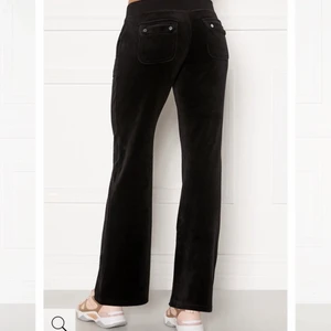Juicy couture  - Hej tänkte sälja mina juicy byxor nu då de inte kommer till användning mer, storlek xs passar nog s med. Är 161 sitter bra på mig i längden. Köptes i februari nån gång från juicy coutures egna hemsida. 