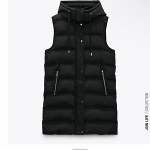 Zara väst - Helt nya Zara väst säljes på grund av köp av fel storlek. Västen är i storlek XS. Jag köpte den för 559kr och säljer för 500. Pris kan diskuteras. Jag kan eventuellt mötas upp i Stockholm eller frakta, men då står köparen för frakten.