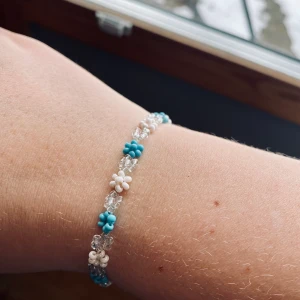 Armband - Egengjorda armband, går att få i andra färger ex, vit, rosa, ljusgrön. Går att blanda som man vill, det går även att beställa halsband som matchar🌸 ps, jag ansvarar inte för postens slarv!