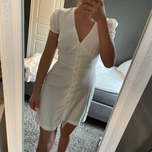 Klänning från Nelly  - Vit klänning i storlek 34, helt ny med prislappen kvar. 200kr eller bud. Köpare stor för ev frakt💗