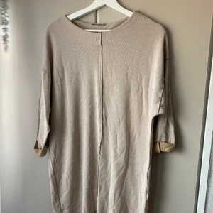 Klänning  - Fin och skön klänning från zara i storlek S