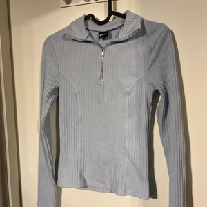 Långärmad topp med dragkedja  - Fin ljusblå topp med dragkedja, i fint skick då den är sparsamt använd. Säljes för att den är lite liten på mig 😗 Du står för frakten