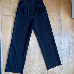 Kostym byxor  - Kostym byxor från bikbok i storlek 36 använda endast engång 