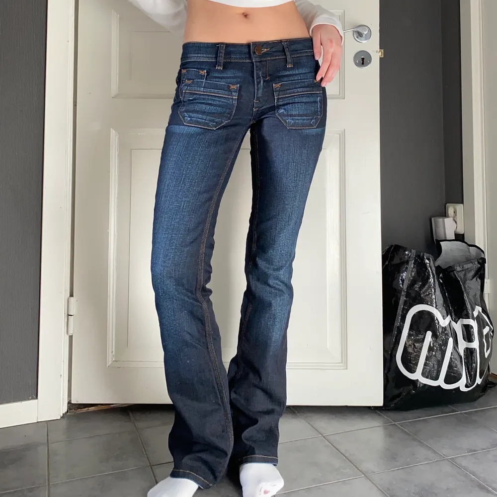 Lågmidjade jeans i mörkblå. Innerbenslämgden är 81 cm och måttet tvärs över midjan är 37 cm💗. Jeans & Byxor.