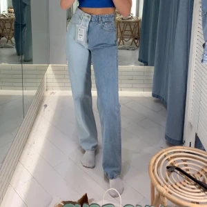 Tvåfärgade jeans - Säljer dessa fina jeans. Köpte de i somras men använder de tyvärr aldrig, därmed är de i väldigt bra skick. 🤩