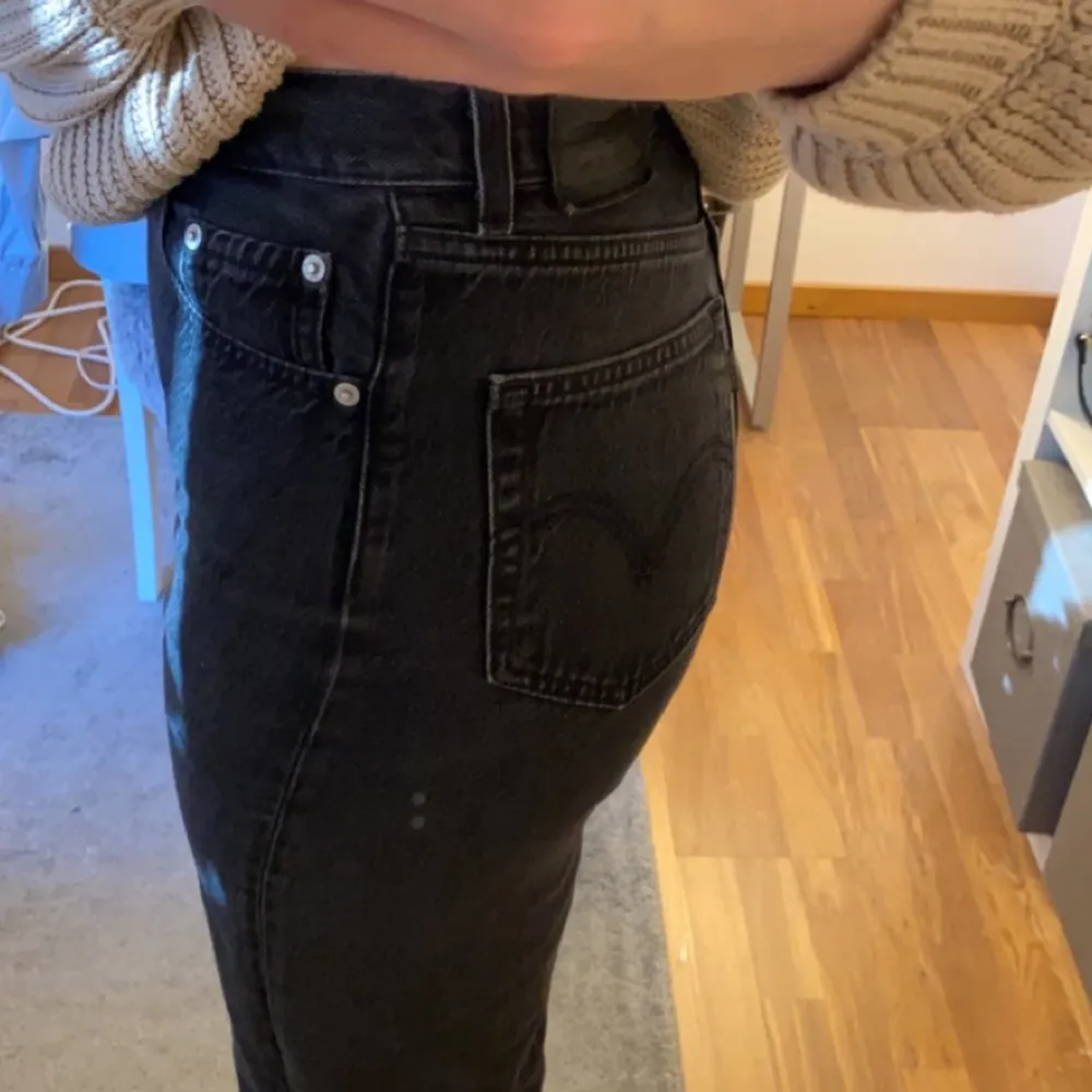 Jag tänkte sälja dessa levi’s jeans då de tyvärr har blivit för små för mig. De är i bra skick och i storlek W26 L33💕Jag är 1,67 cm och jeansen är väldigt långa i benen för mig, som du kan se på den andra bilden. Frakten betalar du själv på 66 kr💗⚡️. Jeans & Byxor.