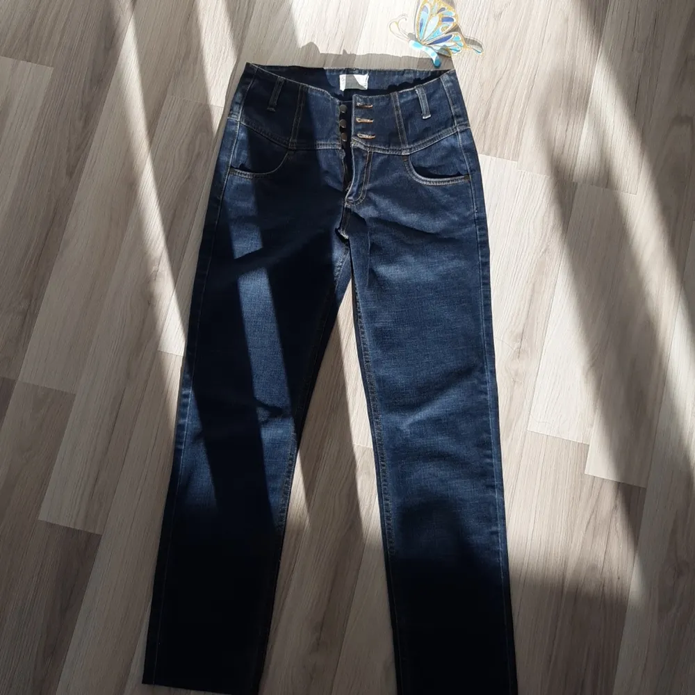 Säljer ett par så snygga jeans typ en straight model superfin färg på de !🧸😁. Jeans & Byxor.