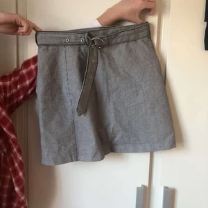 Mönstrad kjol - Svartvit mönstrad kjol, skärpet är justerbart i hur tight man nu skulle vilja ha det! Tyvär för liten för mig!❤️