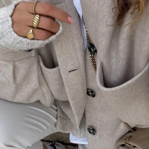 Kort kappa  - Beige kort kappa från NA-KD aldrig använd med lappar kvar, nypris 879kr. 