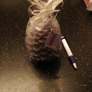 ljus kote - Ett gråt ljus med silvrigt glitter format som en stor kote alldrig använt 50 kr frakt till komer 14 cm hög