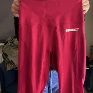 gym brallor som sägs vara sköna.0 - sköna gym byxor för söta tjejer.röda Gymshark.