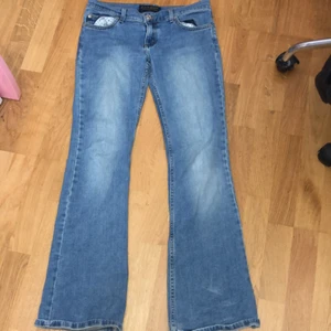 Juicy jeans  - snygga lågmidjade juicy jeans i strl 30 men skulle säga att det passar 32-36. Min mamma hade köpt de för några år sen men är spårsamt använda så de är i perfekt skick. kan mötas upp i stockholm samt frakta 💗