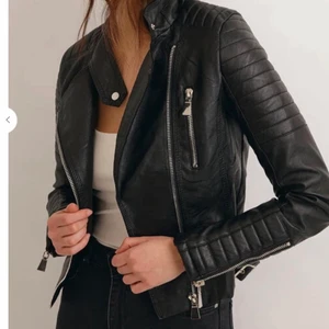 Skinnjacka St 36  - Säljer min skinnjacka som är använd ett fåtal gånger. Lite slitage på insidan av kragen, syns knappt därav priset. Skickar gärna fler bilder om det så önskas✨