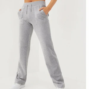 Juicy couture byxor - säljer mina ljus gråa juicy byxor då jag köpte fel storlek. Använda Max 5 gånger och är i jätte fint skick! Frakten ingår i priset, hör av dig om du är intresserad💓💓