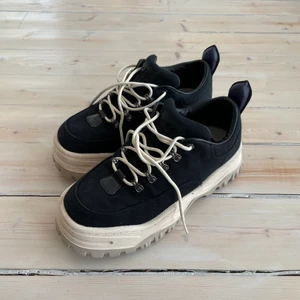 Eytys Angels 42 - Angels i storlek 42. Använda ett fåtal gånger. Inga flaws. Inga slitningar på sula. 